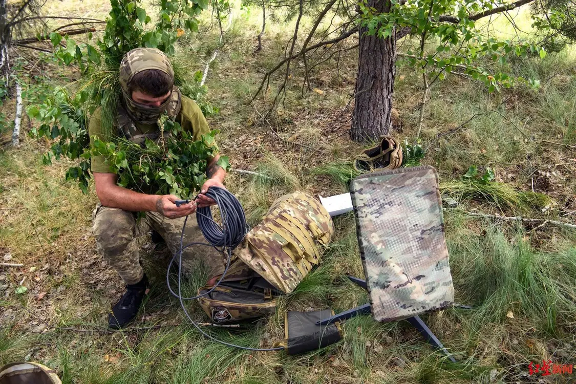 ▲6月，一名乌克兰士兵军事演习中使用星链系统