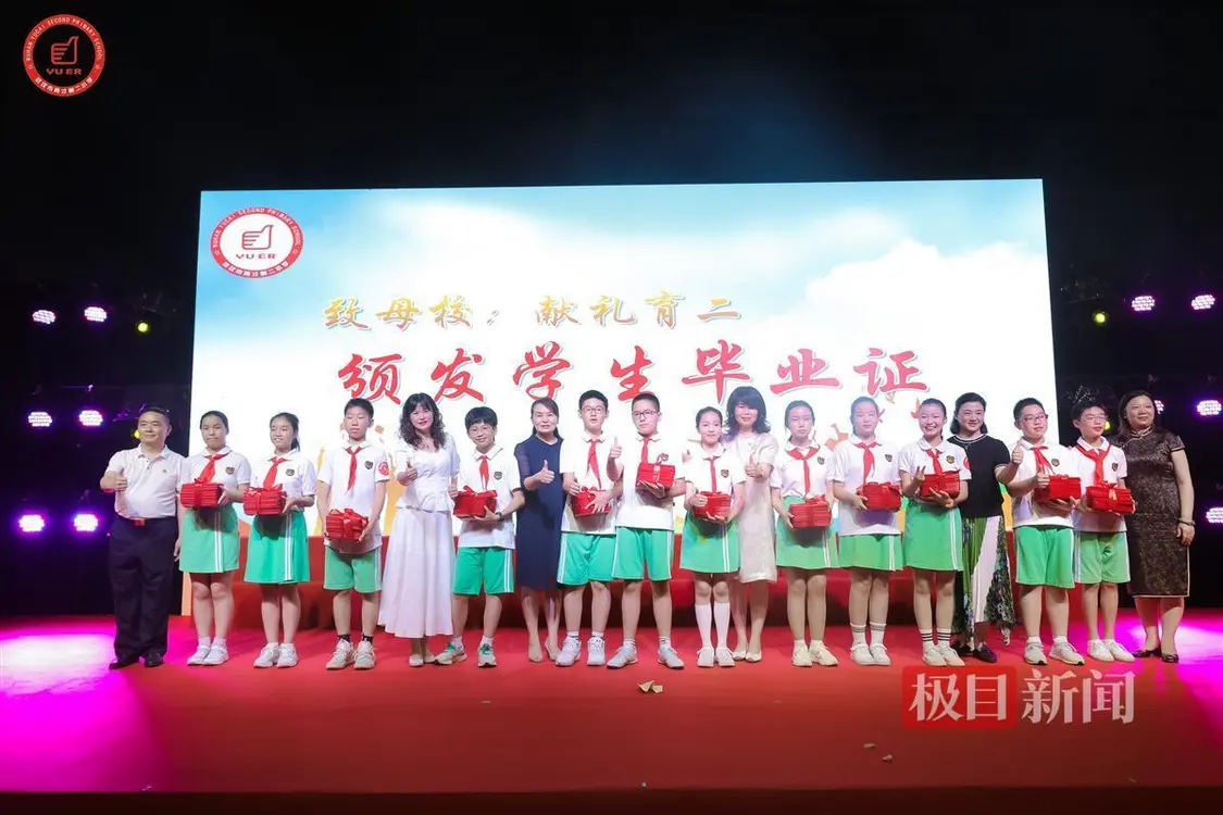 双向奔赴的师生缘！小学生为老师颁发“毕业证”-小学老师的毕业礼物送什么好