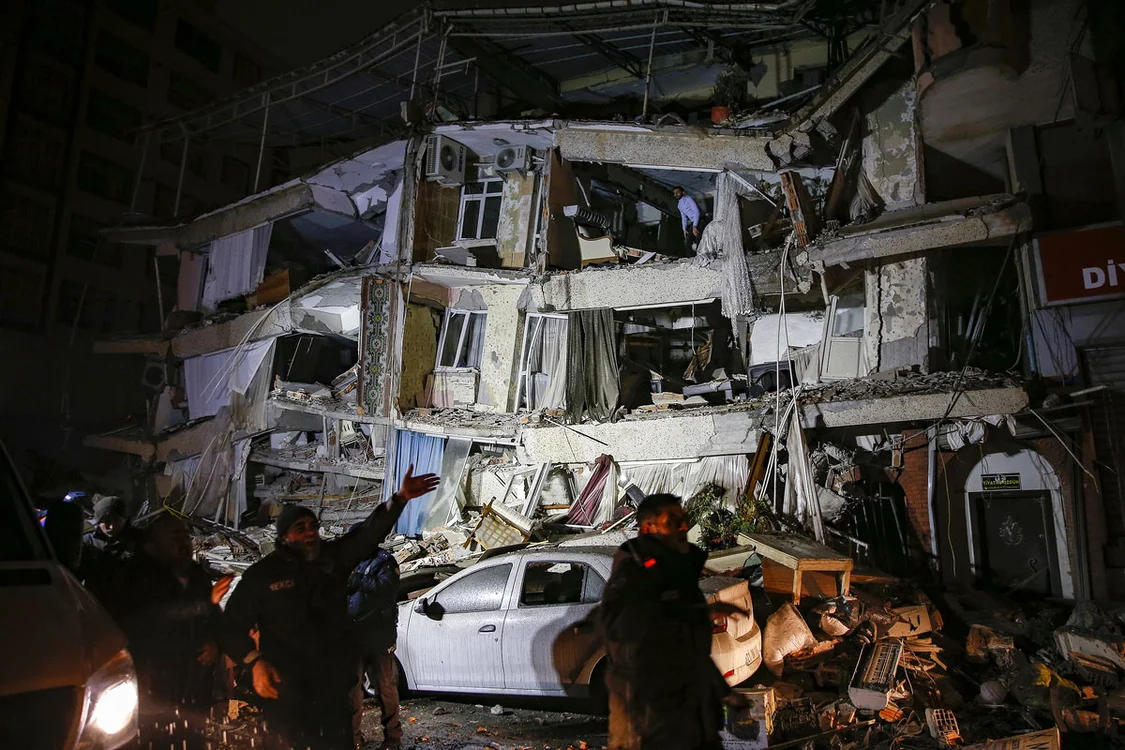 当地时间2月6日，土耳其迪亚巴克尔，被地震摧毁变形的建筑。