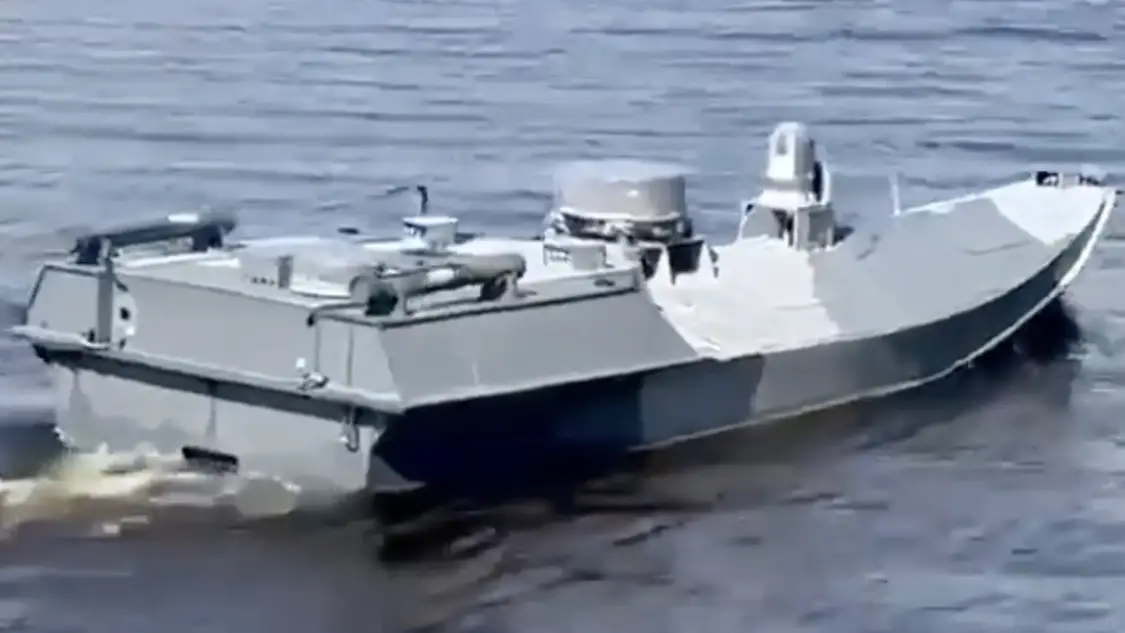 乌克兰新型自杀式无人艇采用低能见度的灰色涂装。