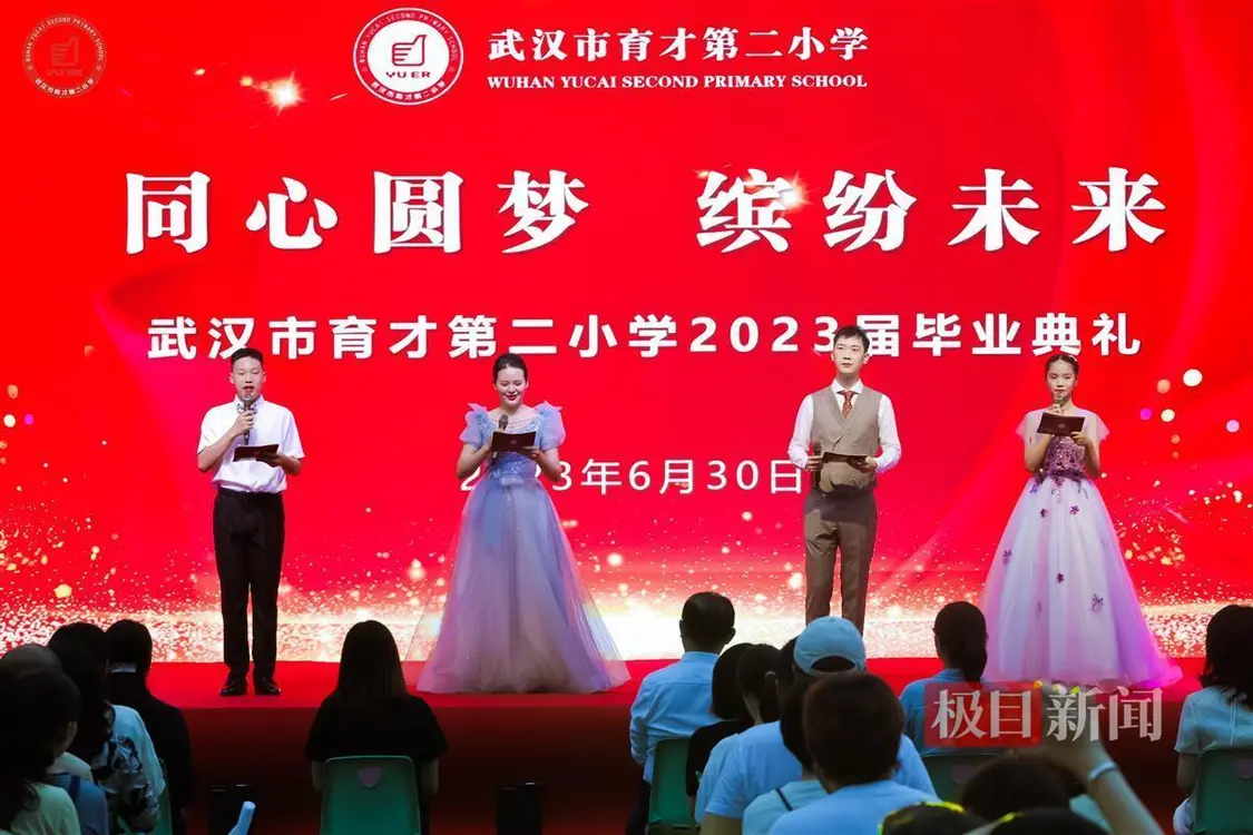 双向奔赴的师生缘！小学生为老师颁发“毕业证”-小学老师的毕业礼物送什么好