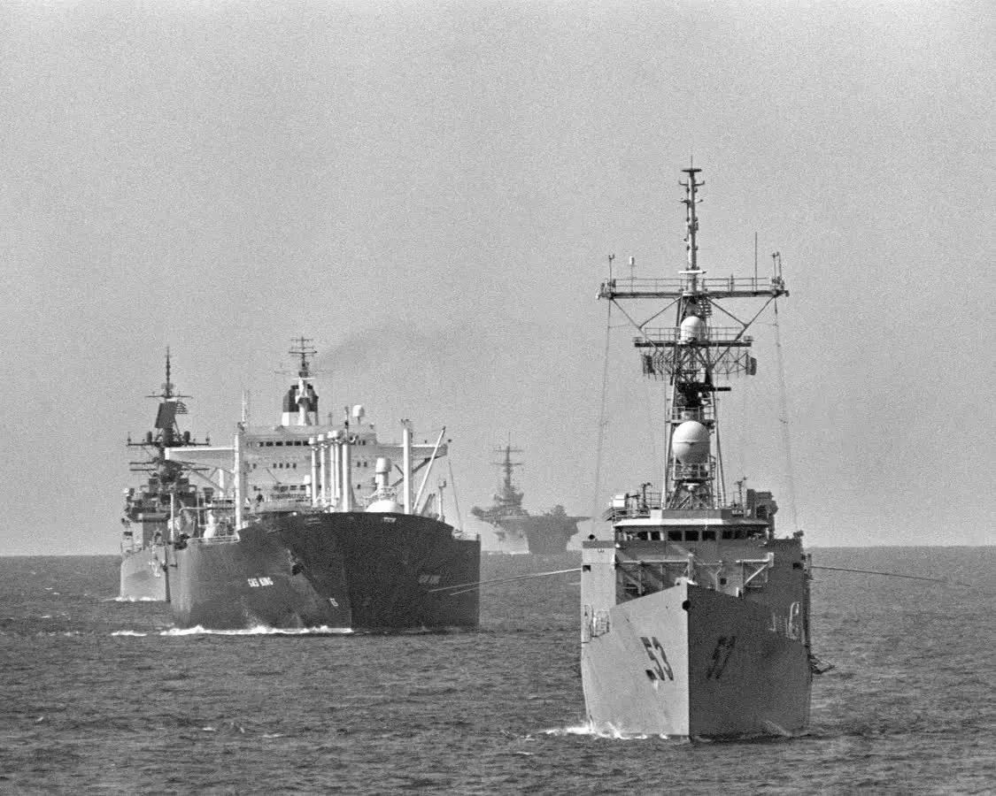 1987年，美国海军在波斯湾为油轮提供护航，最前列为“佩里”级护卫舰霍伊斯号（FFG-53） 图自：美国国防部
