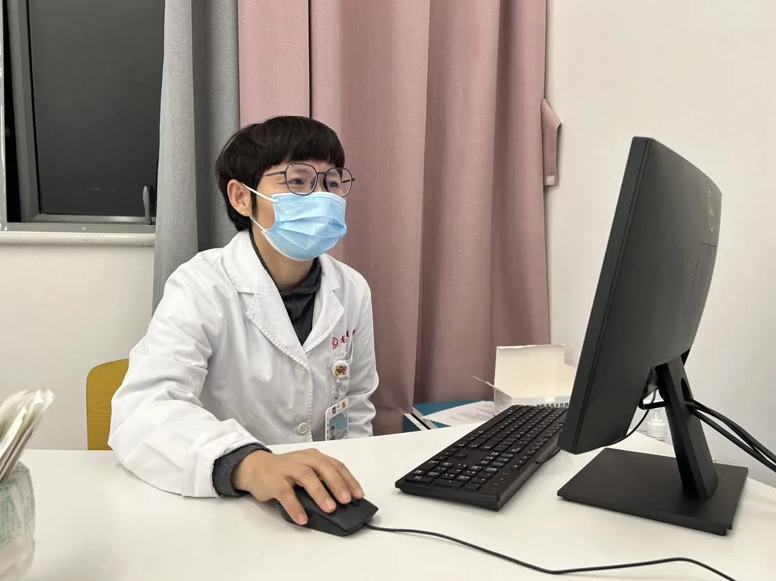 12月6日下午，上海龙华医院儿科主任医师李文在诊室工作。本文图片均为