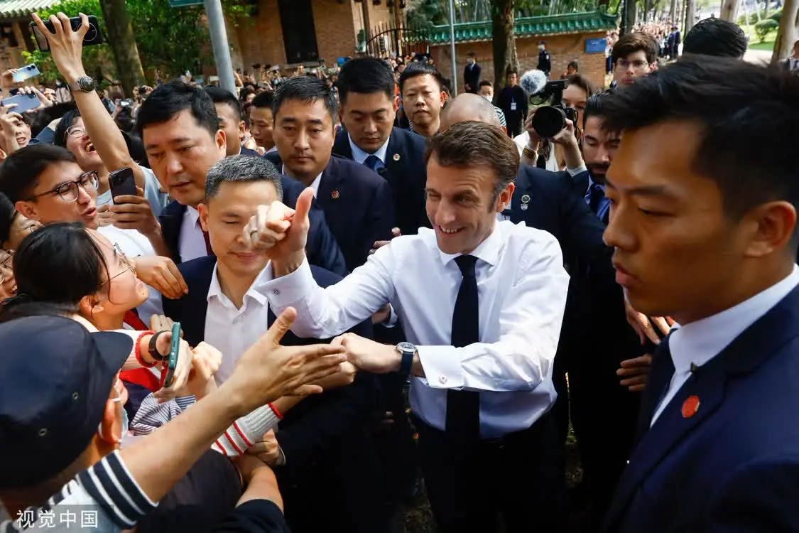 2023年4月7日，广州，法国总统马克龙（右二）来到中山大学参观。