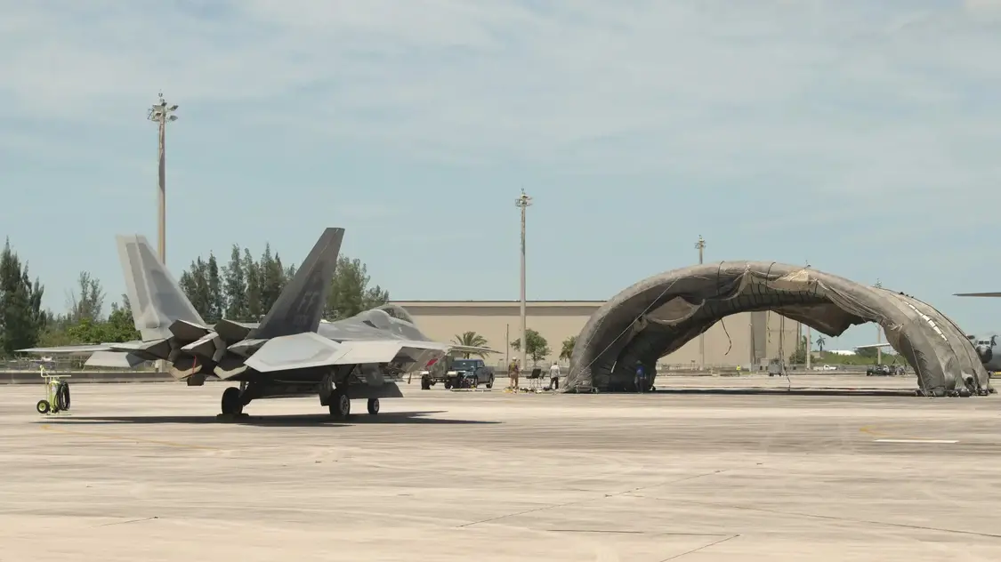 美国空军F-22在美国圣迭戈基地附近进行空军演习 图源：社交媒体