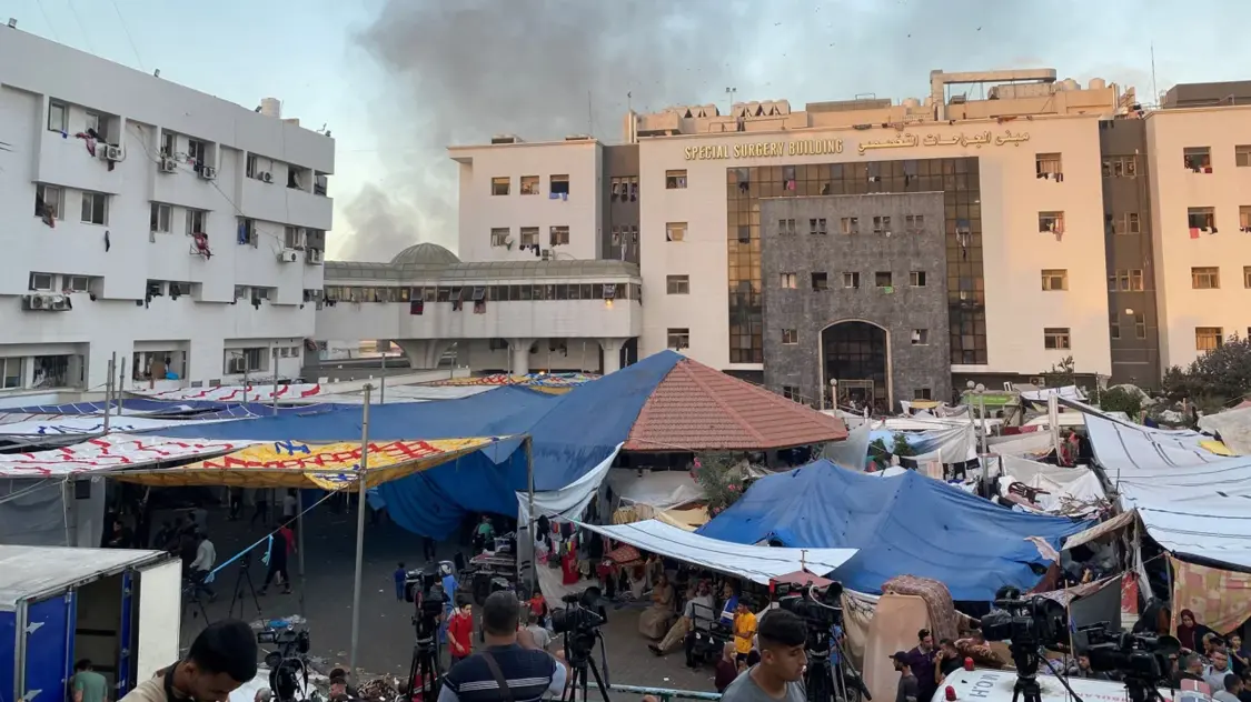 加沙希法医院前有大批平民寻求避难，外媒11月8日摄，资料图片