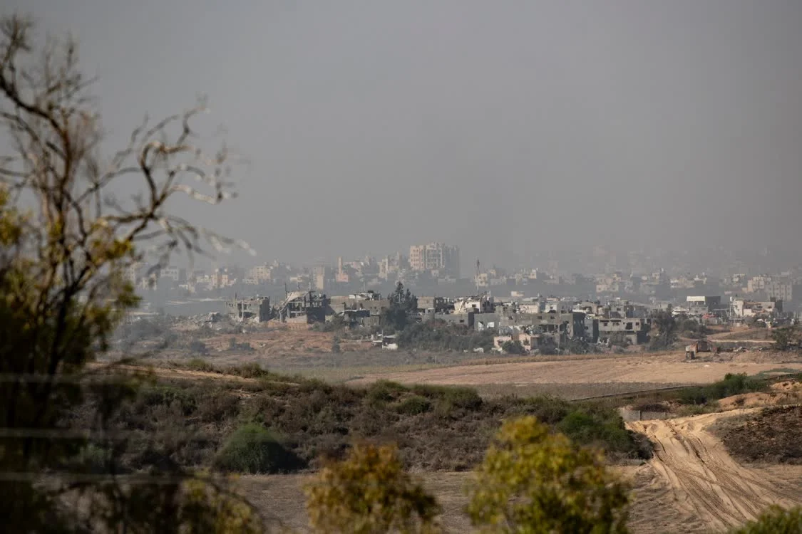 这是11月24日在加沙边境以色列一侧拍摄的停火生效后的加沙北部情况。新华社记者陈君清摄