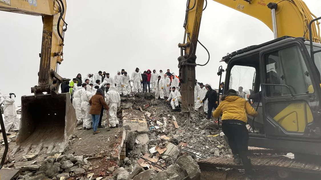 当地时间2月6日，土耳其阿德亚曼，震后建筑物倒塌，搜救工作仍在继续。
