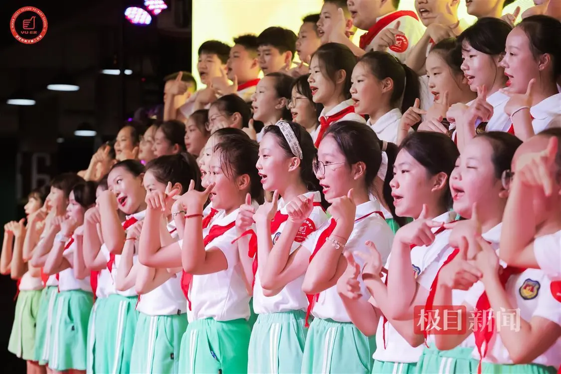双向奔赴的师生缘！小学生为老师颁发“毕业证”-小学老师的毕业礼物送什么好