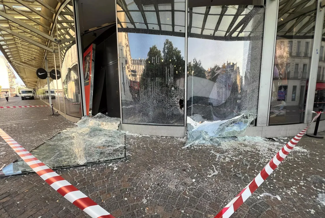 6月30日，巴黎一家购物中心的耐克点被砸碎玻璃。图片来源：路透社