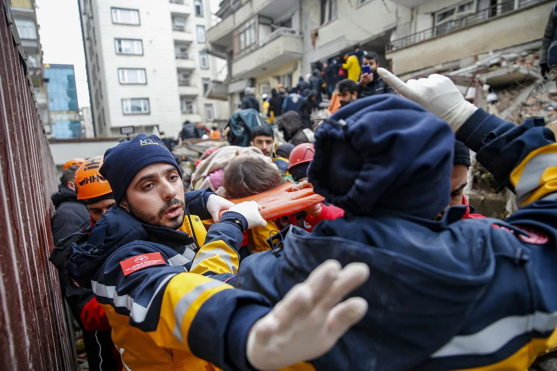 当地时间2月6日，土耳其迪亚巴克尔，一名被建筑物瓦砾埋压的儿童成功获救。