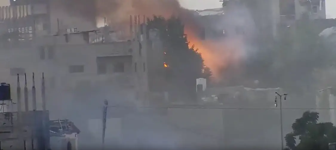 疑似遭哈马斯武装击中并起火的以军装甲车辆 视频截图