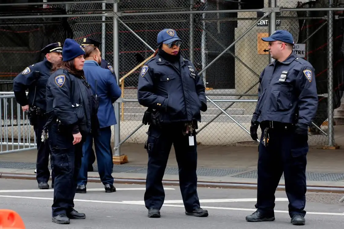 △特朗普遭起诉后，警方在美国曼哈顿地区检察官办公室外加强戒备