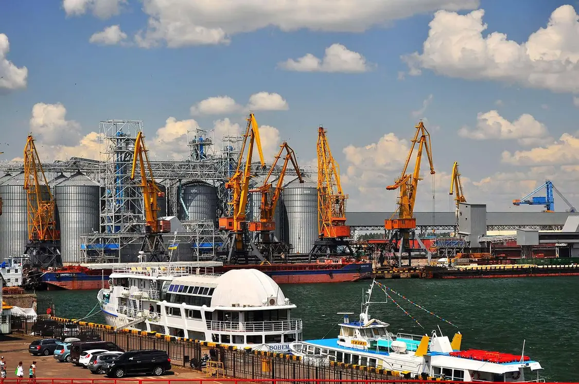 ↑乌克兰敖德萨港起重机装载谷物