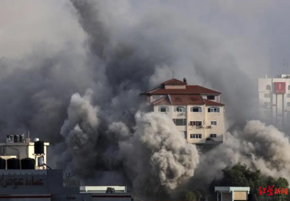 ▲10月11日，加沙城的建筑遭以色列空袭后升起浓烟 新华社发