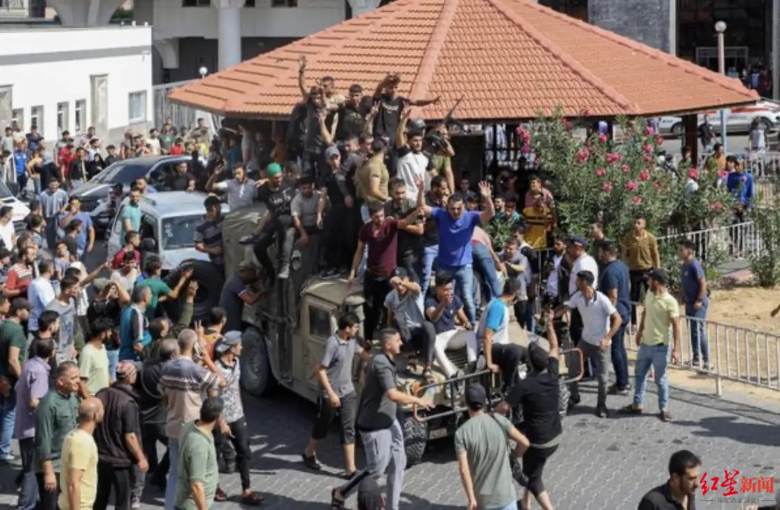 ▲10月7日，在加沙城，巴勒斯坦人登上一辆以色列军用车辆 新华社发