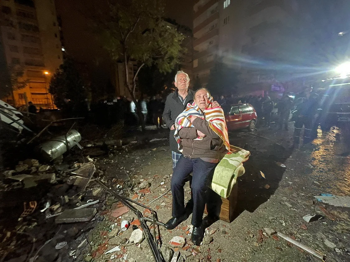 当地时间2月6日，土耳其阿达纳，地震发生后，库库罗瓦区的居民们望着被摧毁的建筑。