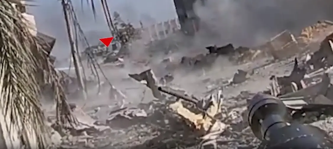 哈马斯武装人员使用反坦克火箭筒瞄准以军坦克 视频截图