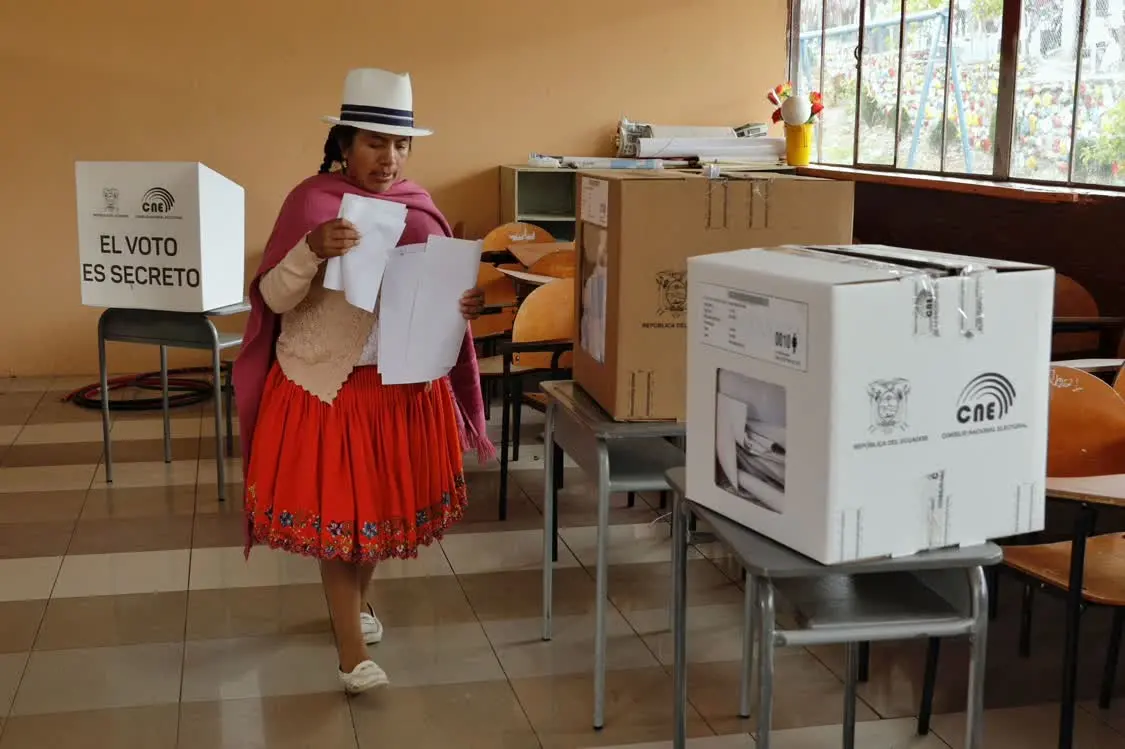 当地时间2023年8月20日，厄瓜多尔昆卡，总统选举和矿业和石油公投期间，土著妇女在投票站投票。视觉中国 图