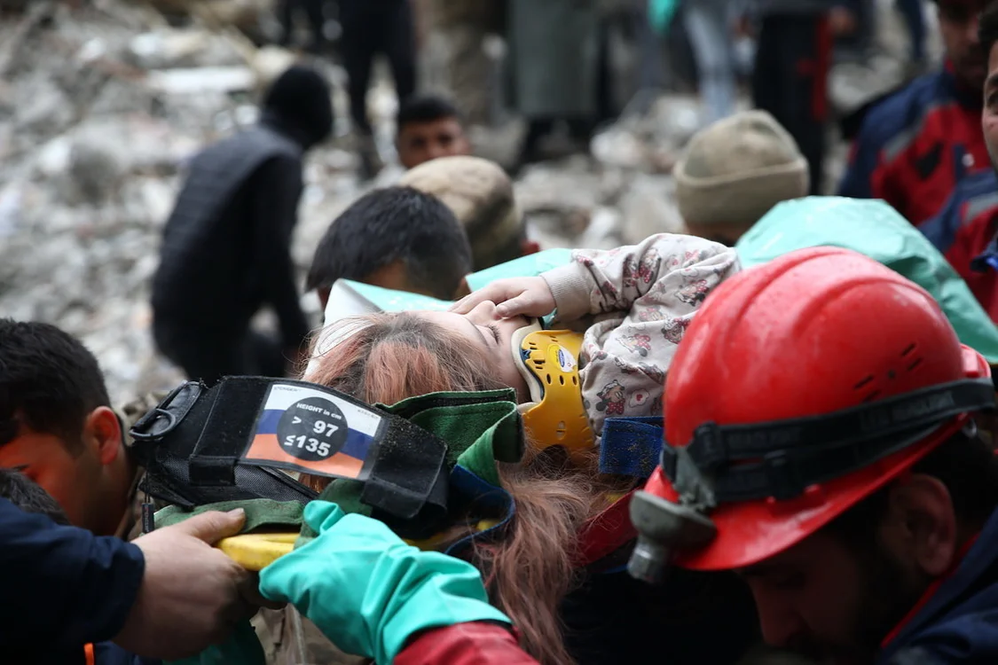 当地时间2月6日，土耳其奥斯曼尼耶，当10岁幸存的小女孩被救出。她在地震中被埋压在10层高的大楼废墟下。