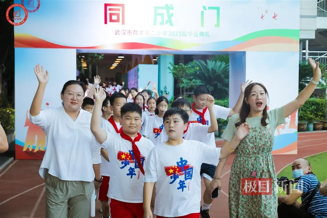 双向奔赴的师生缘！小学生为老师颁发“毕业证”-小学老师的毕业礼物送什么好