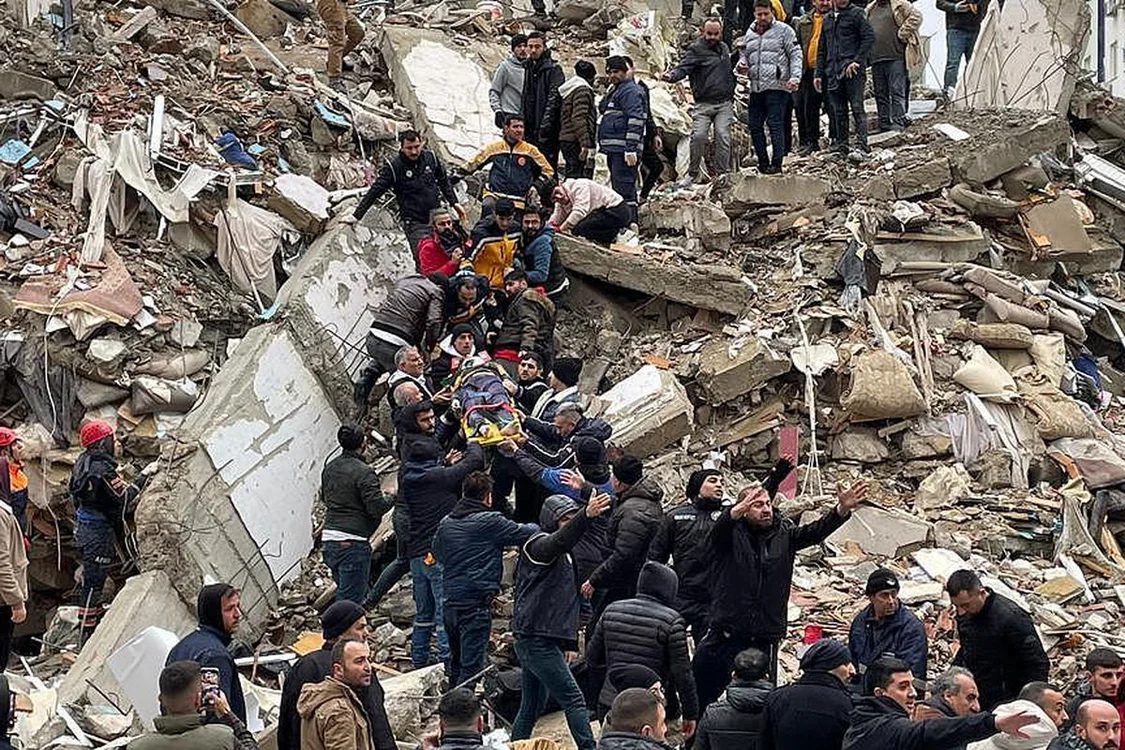 当地时间2月6日，土耳其阿达纳，幸存者在搜救中从建筑物残骸中获救。