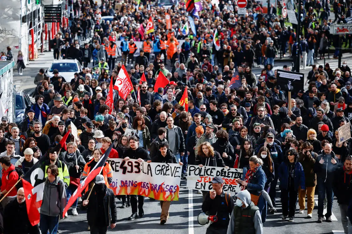 当地时间3月18日，法国反对养老金改革的走上街头抗议。图片来源：路透社