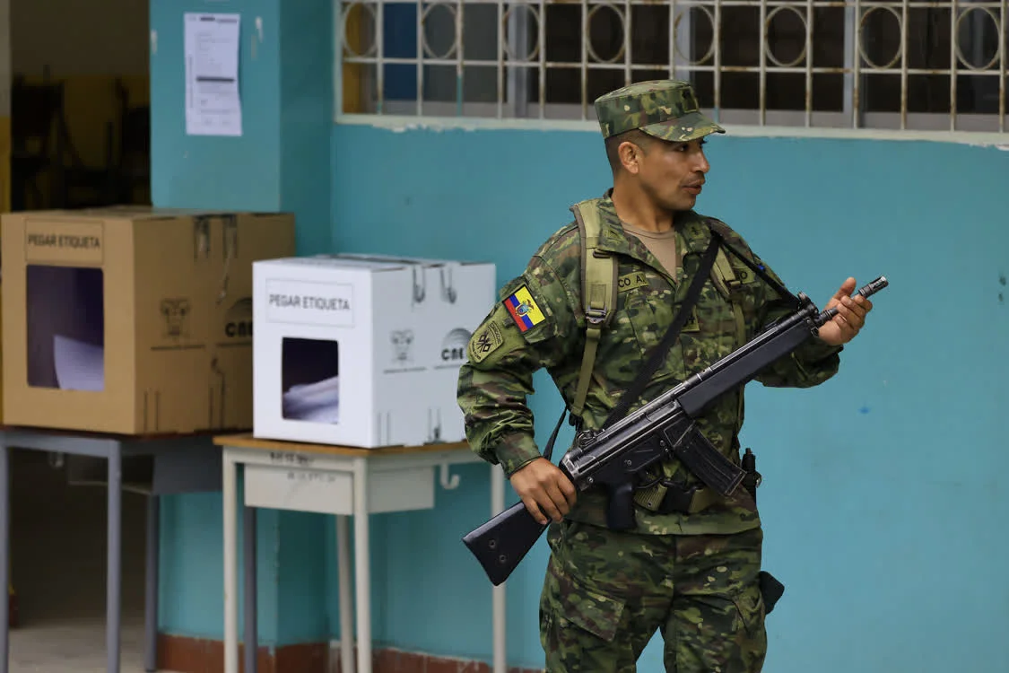 当地时间2023年8月20日，厄瓜多尔基多，总统选举期间，一名军官在投票站巡逻。视觉中国 图