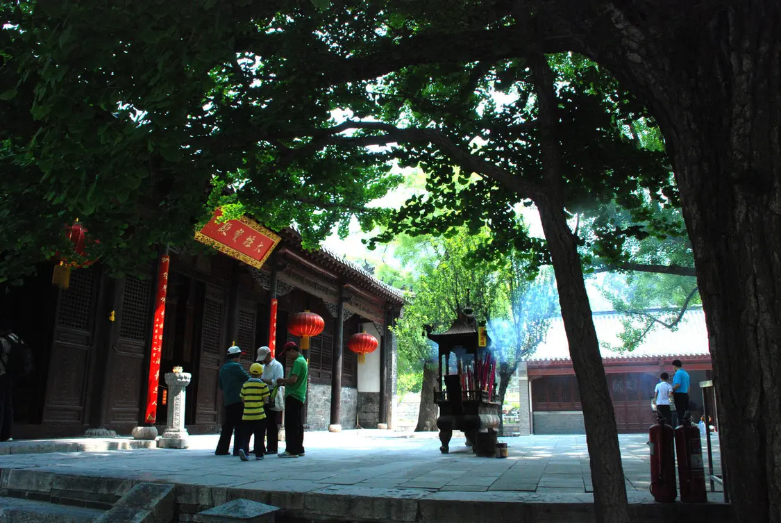 2012年5月5日，山东济南灵岩寺景区。大雄宝殿。.jpg