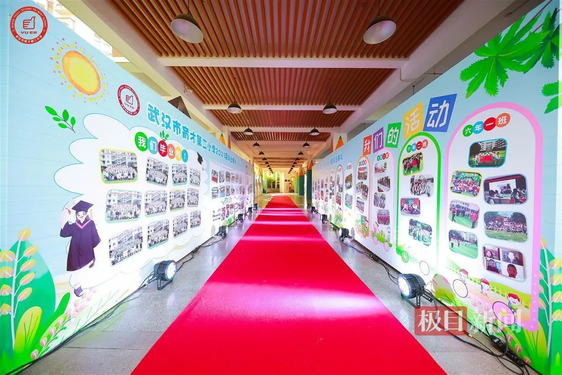 双向奔赴的师生缘！小学生为老师颁发“毕业证”-小学老师的毕业礼物送什么好