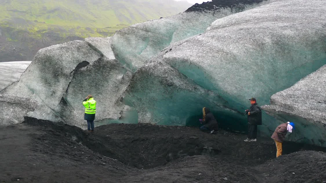 2013年6月26日，游客在冰岛南部的米达尔斯冰原地带参观。新华社记者刘江摄