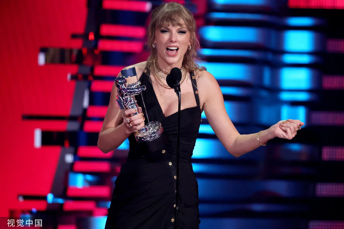 当地时间2023年9月12日，美国新泽西州纽瓦克，2023年MTV音乐录影带大奖颁奖现场，泰勒·斯威夫特获得年度歌曲奖。