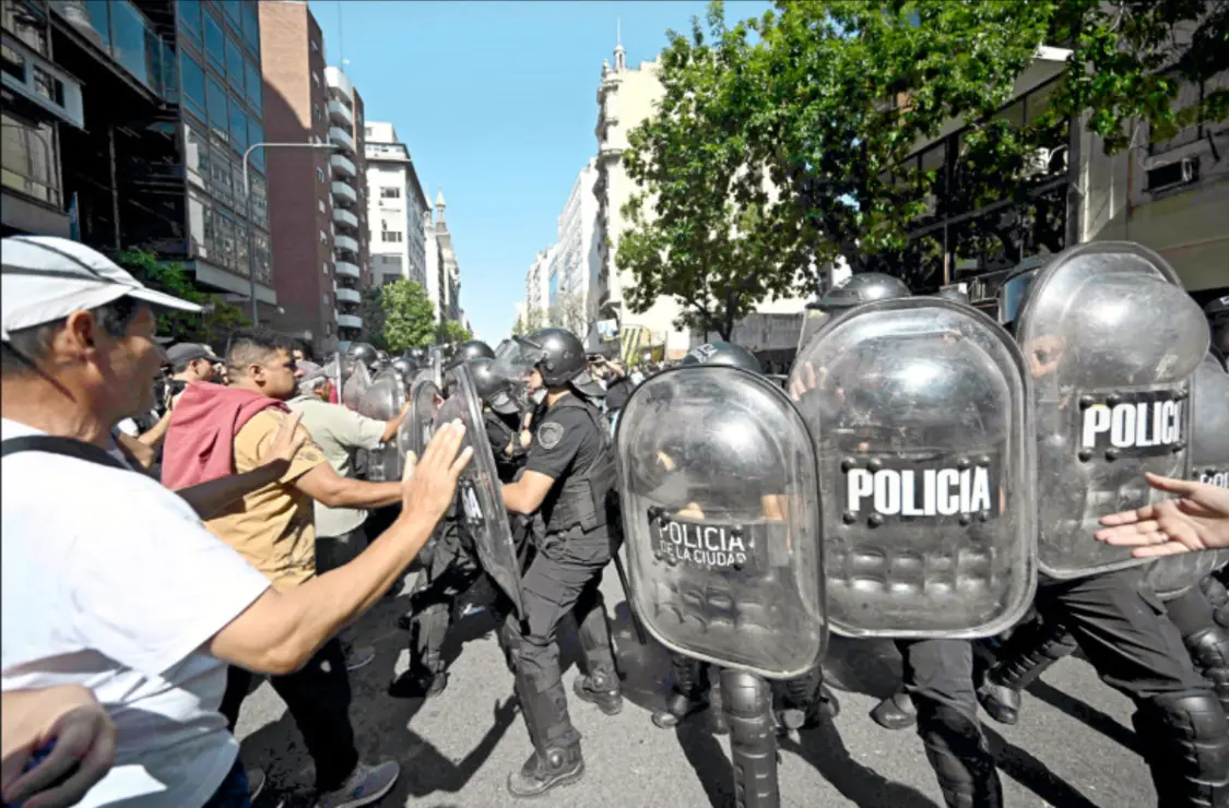 ▲抗议者与警方发生零星冲突