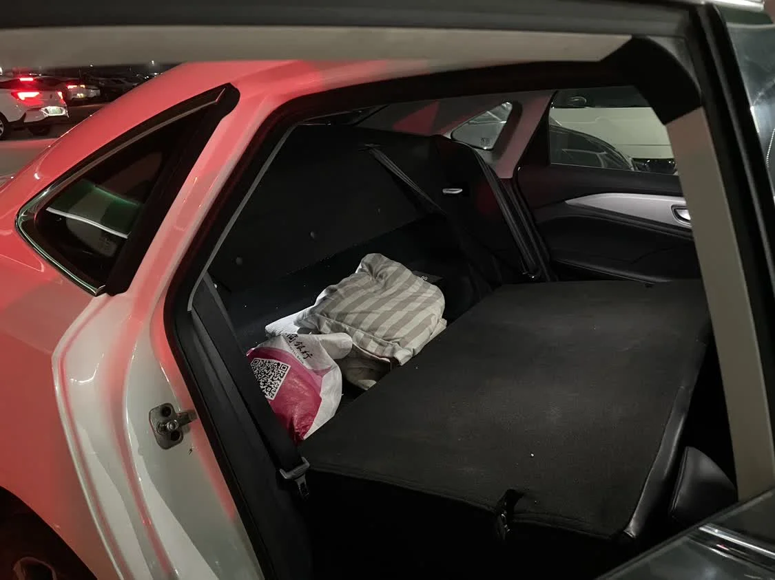 迪哥把车后座折叠起来，晚上就睡在这个狭窄的空间里。澎湃新闻记者 何沛芸 图