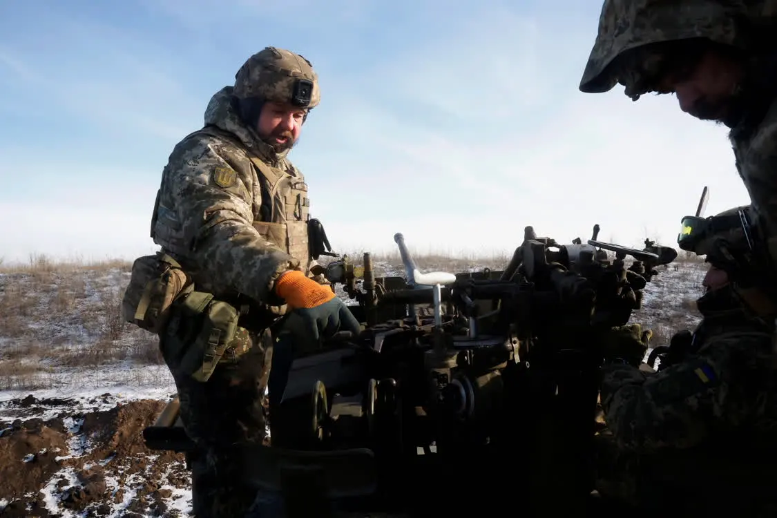 巴赫穆特附近的乌克兰士兵 图自澎湃影像