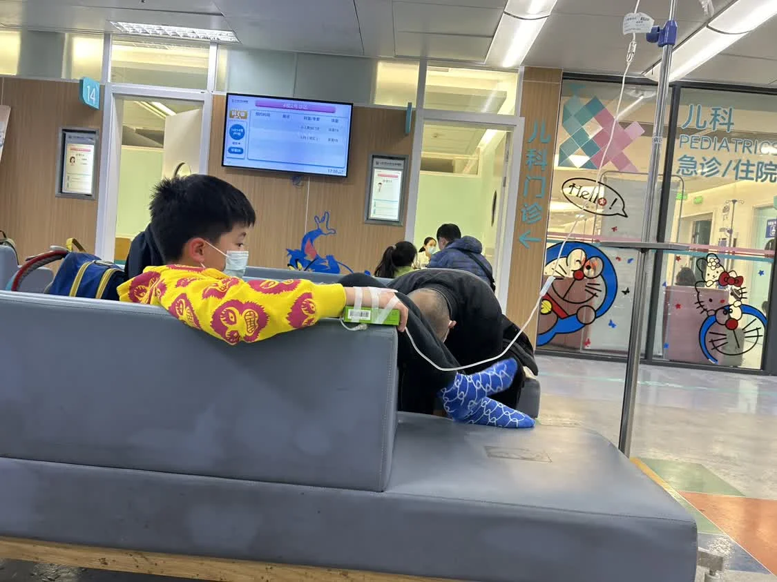 12月6日17时许，上海龙华医院儿科病区，一名患儿正在挂水。