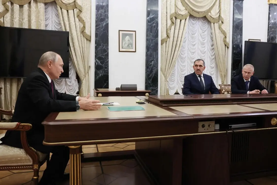 ▲俄总统普京与特罗舍夫（右一）、俄国防部副部长叶夫库罗夫会晤