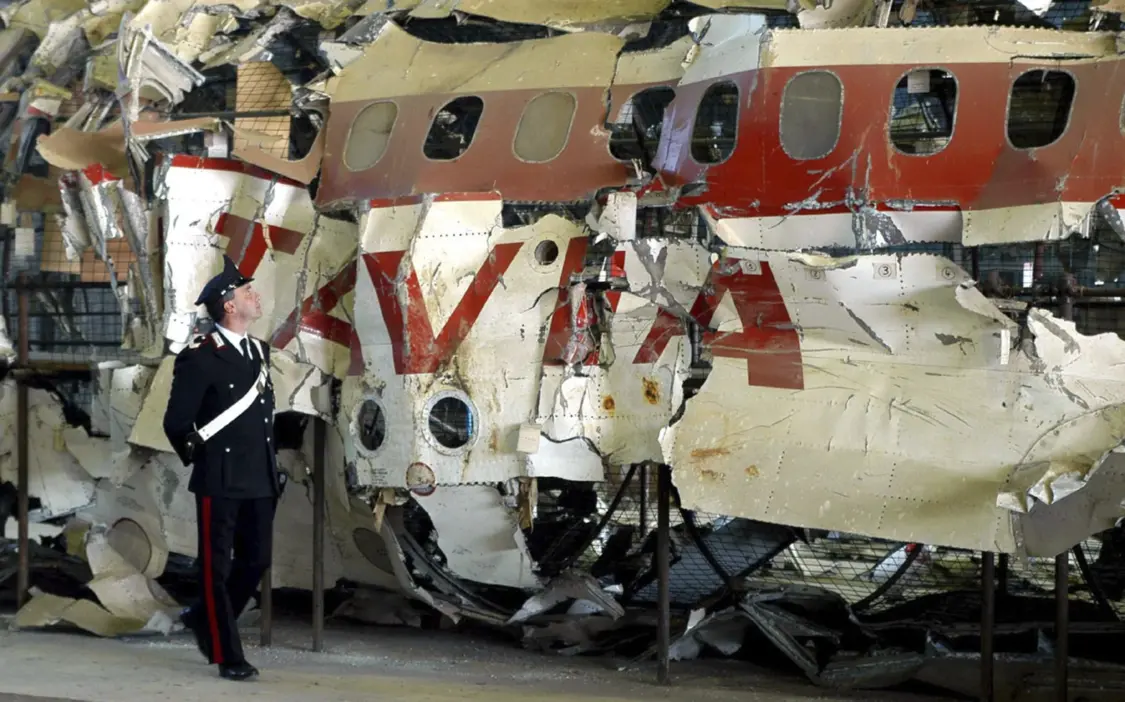 1980年从博洛尼亚飞往巴勒莫的意大利失事客机残骸。 美联社报道配图
