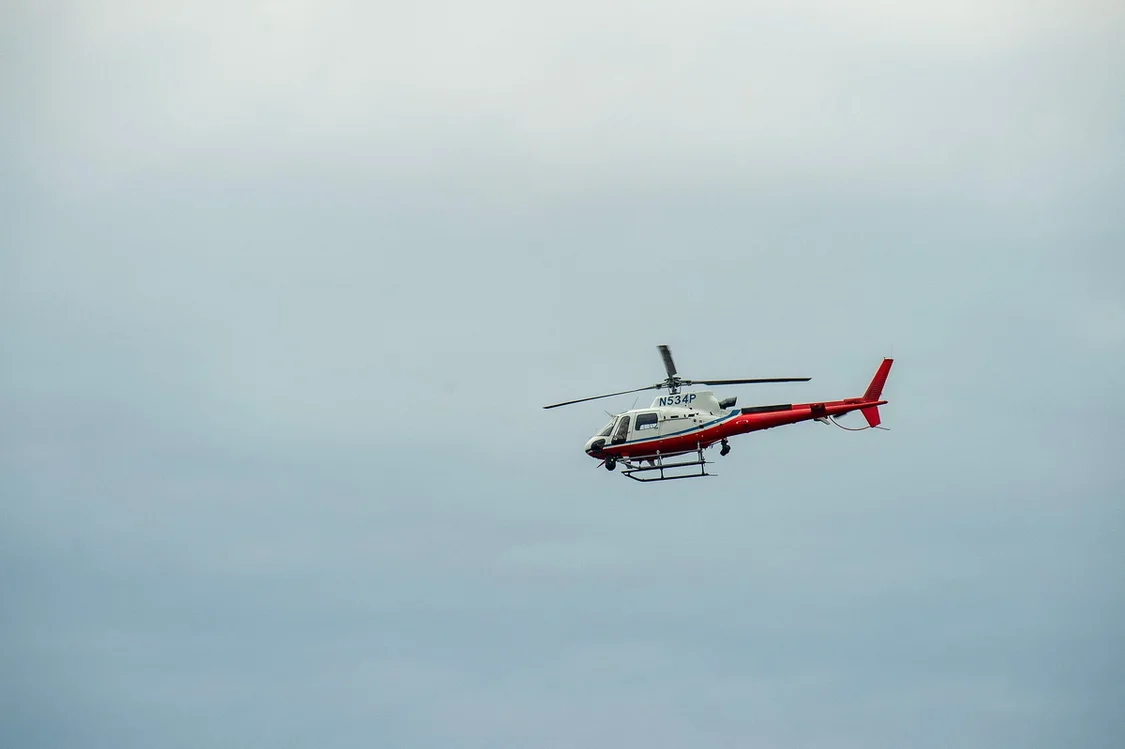 当地时间10月26日，缅因州刘易斯顿，一架警方直升机正在搜索抓捕仍在逃的枪击案嫌犯。