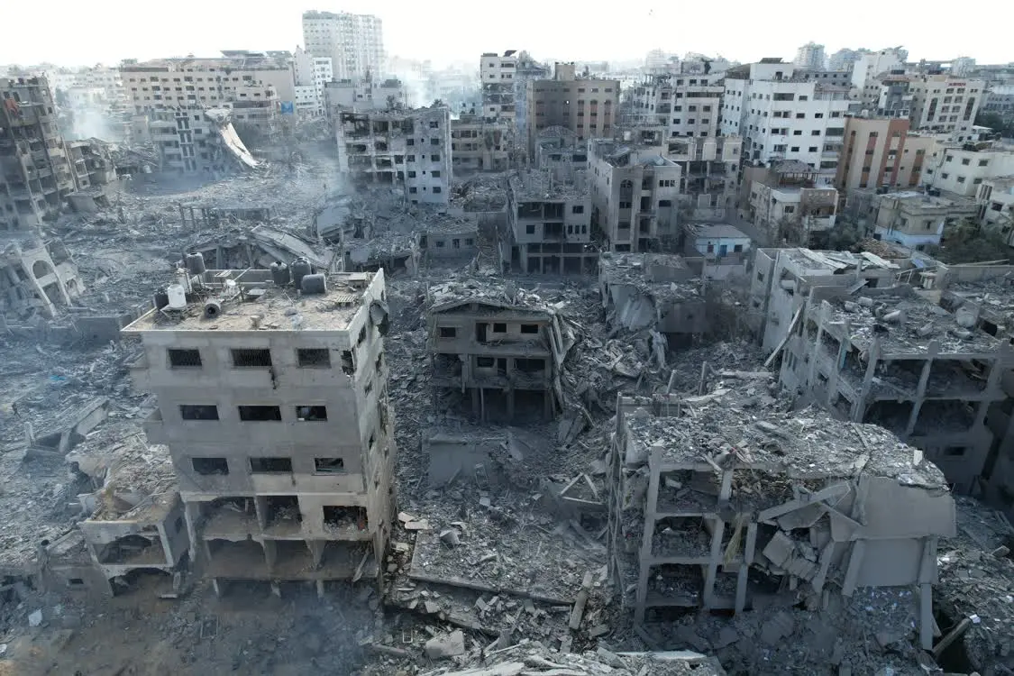 10月10日，遭到以色列空袭的加沙地带 图自澎湃影像