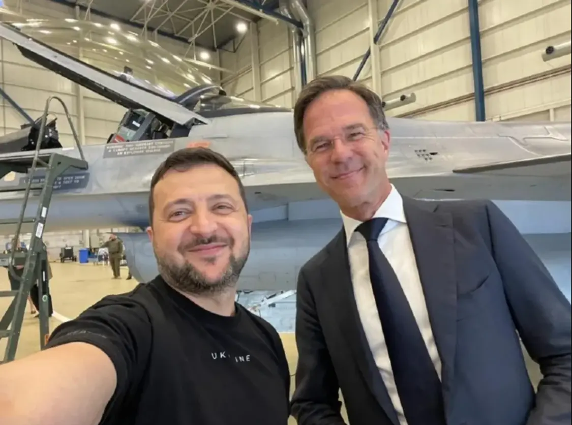 ▲泽连斯基与荷兰首相吕特在F-16战机前合影