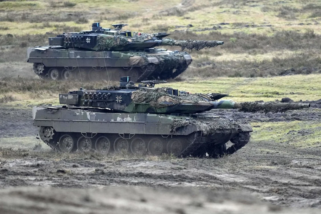 ↑当地时间2023年2月1日，德国国防部长皮斯托留斯视察隆美尔元帅兵营期间，两辆豹2主战坦克在行动。图据视觉中国