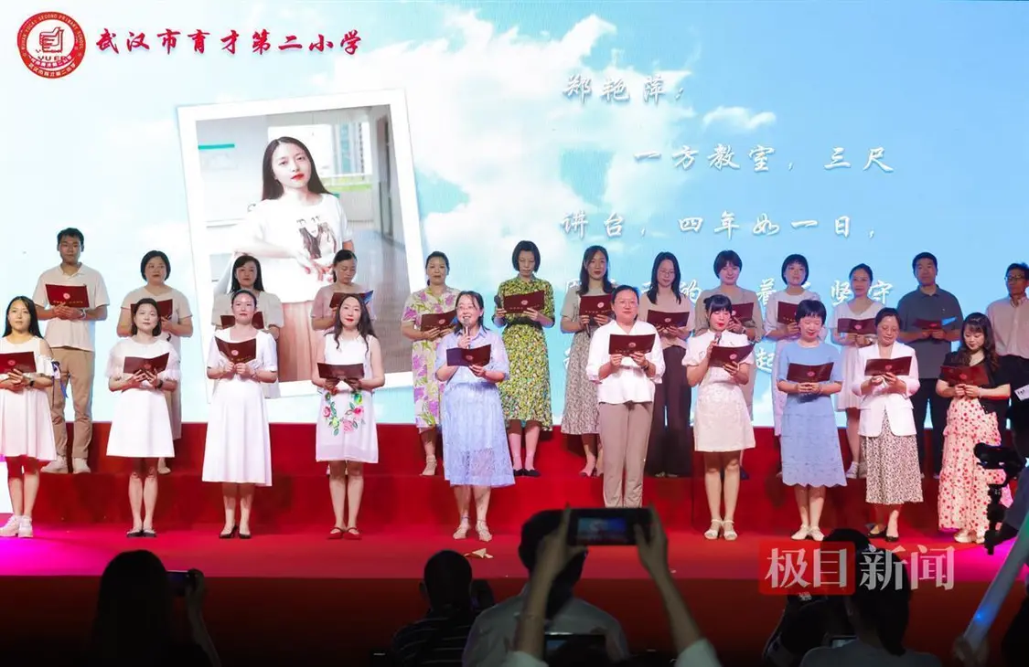 双向奔赴的师生缘！小学生为老师颁发“毕业证”-小学老师的毕业礼物送什么好