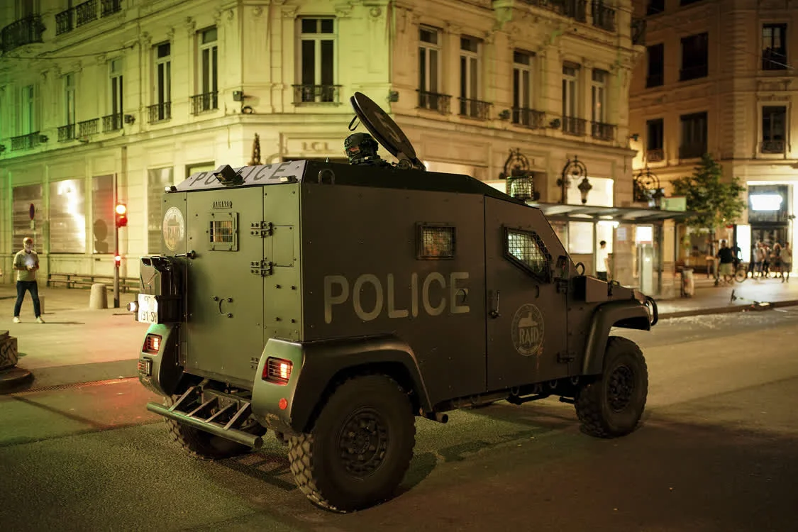 当地时间2023年6月30日，法国里昂，“警察射杀少年”引发暴力抗议，警察巡逻。 视觉中国 图
