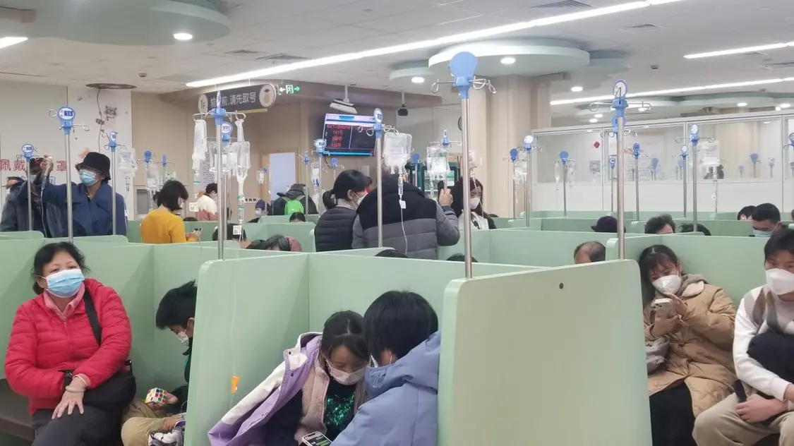 2023年12月21日上午10点多，上海一儿童专科医院的输液区已叫号至“141”号 图源：观察者网