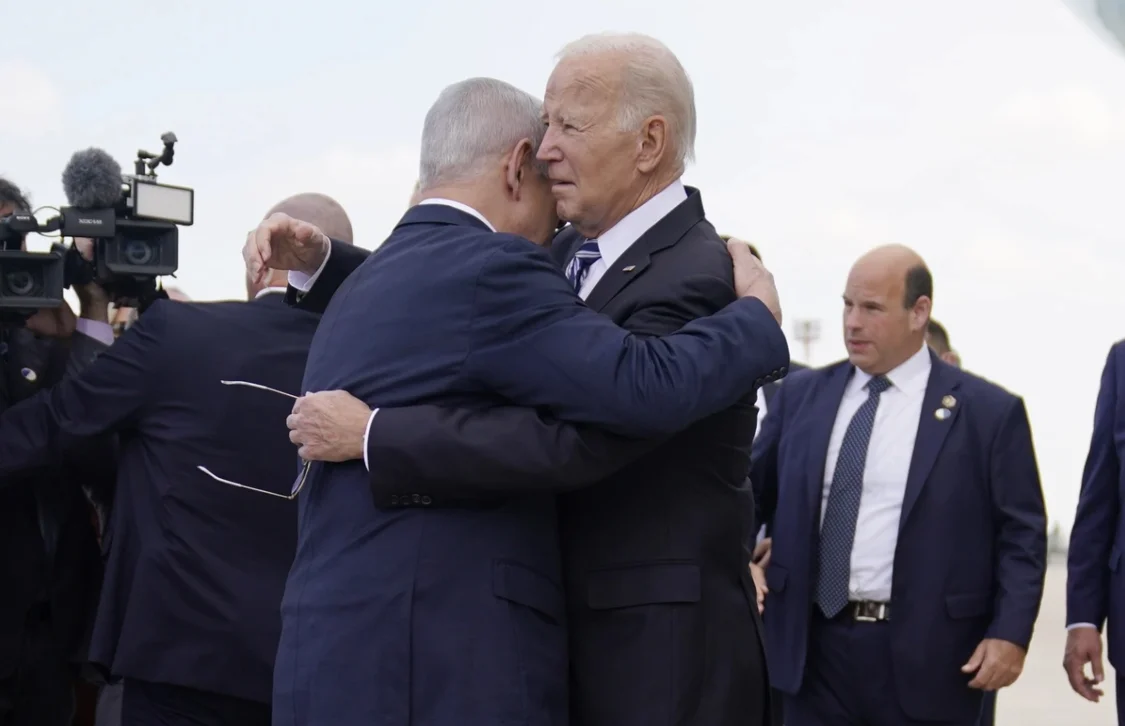 拜登当地时间10月18日飞抵以色列特拉维夫，与以色列总理内塔尼亚胡会面 图自：美联社