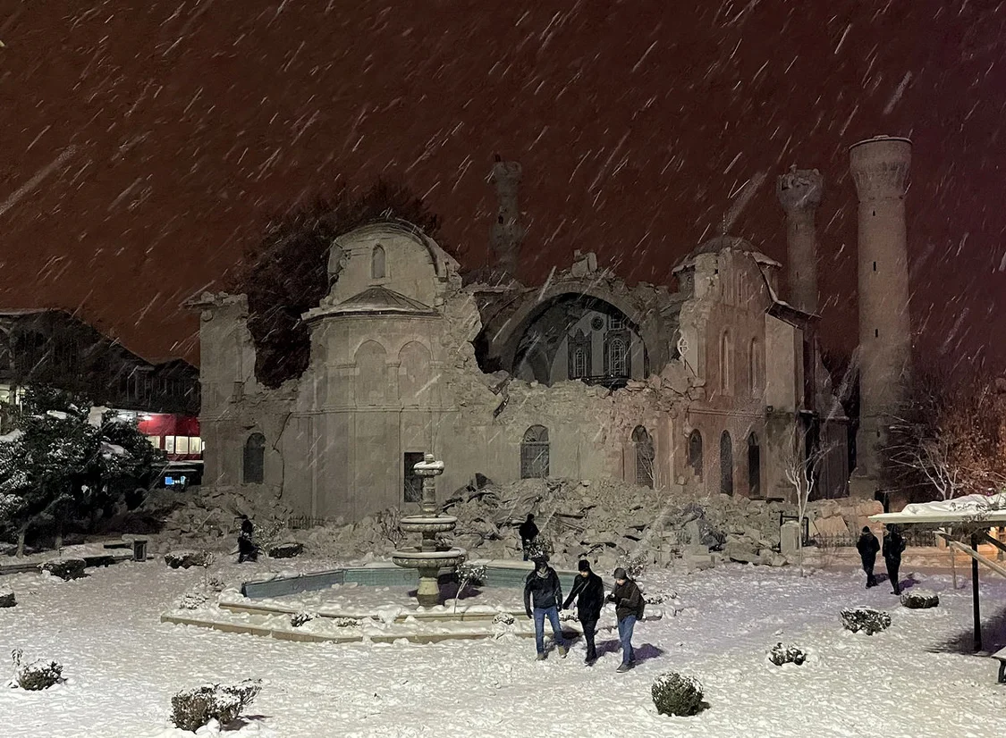 当地时间2月6日，土耳其马拉蒂亚，地震后部分受损的清真寺。