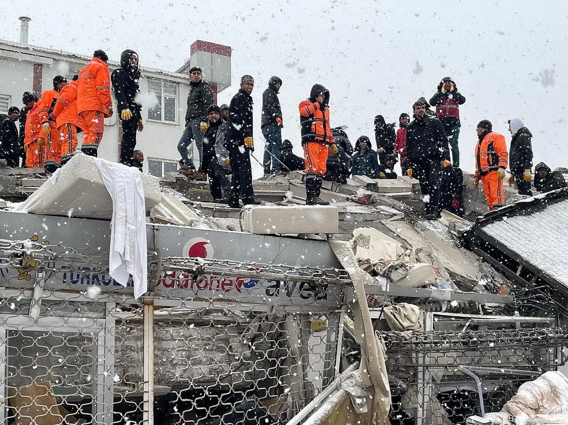 当地时间2月6日，土耳其马拉蒂亚，搜救工作仍在继续。