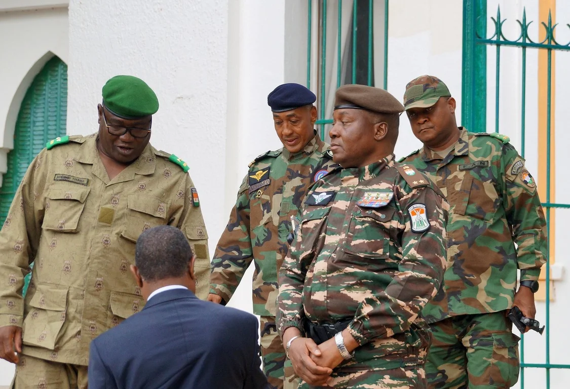 当地时间2023年7月28日，尼亚美尼日尔，尼日尔总统府前任卫队长、尼日尔政变军人领导人阿卜杜拉赫曼·奇亚尼（右二）和其他军队指挥官举行会议。 视觉中国 图