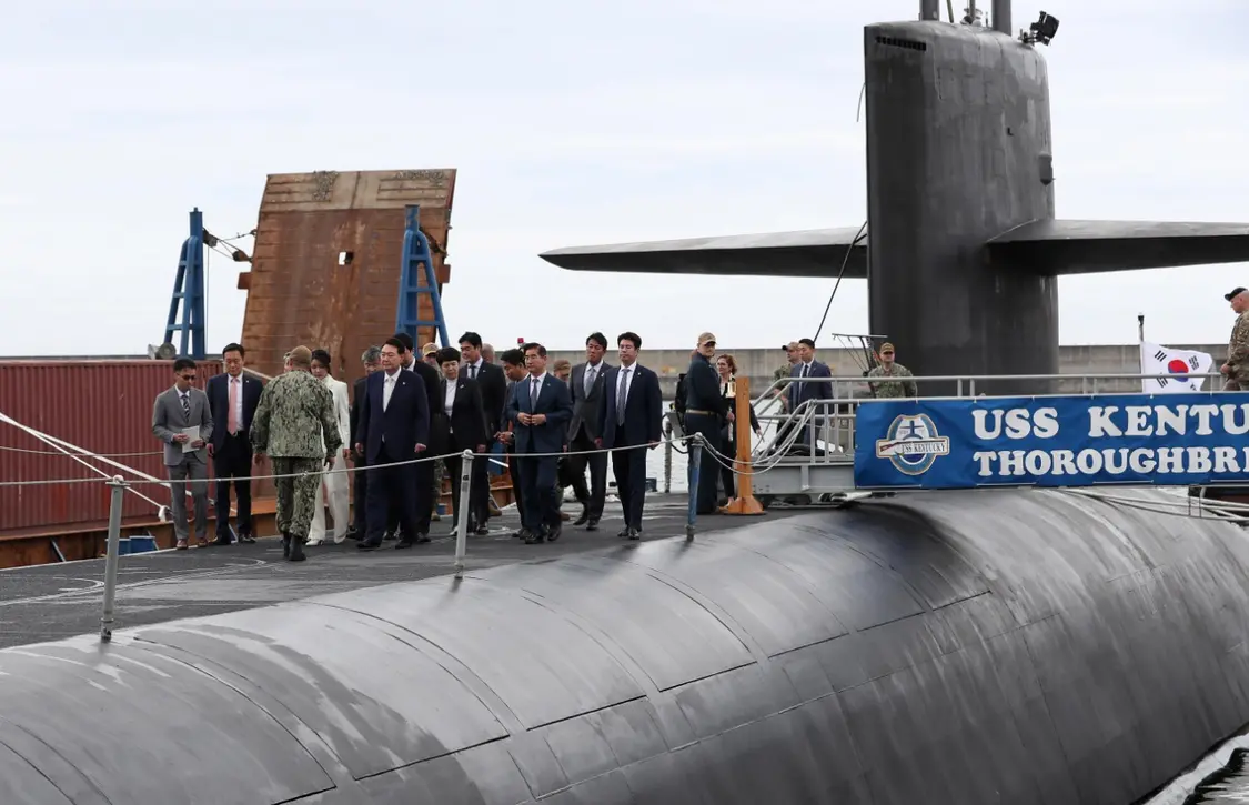韩国总统尹锡悦登上靠泊釜山军港的美国海军肯塔基号核潜艇，是首个以外国领导人身份登上美国战略核潜艇的韩国总统 图片来源：韩联社